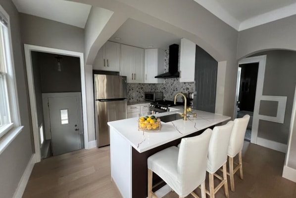 Private kitchen - Cute Modern Home with basement (Ferndale)
