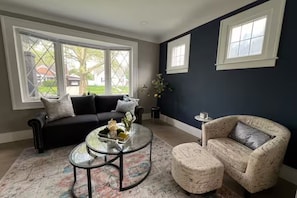 Living area - Cute Modern Home with basement (Ferndale)