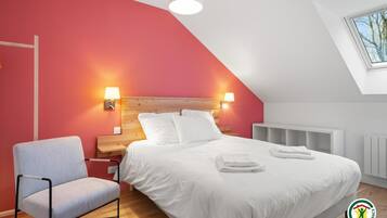 Travel cot, free WiFi