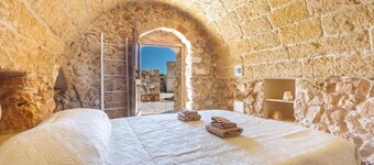 Whole 3-unit estate, pool, garden, sea view