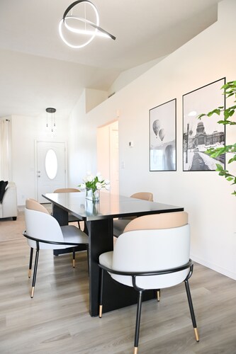 Bright Home, Designer Style, Private Backyard, Perfect for Families & Groups