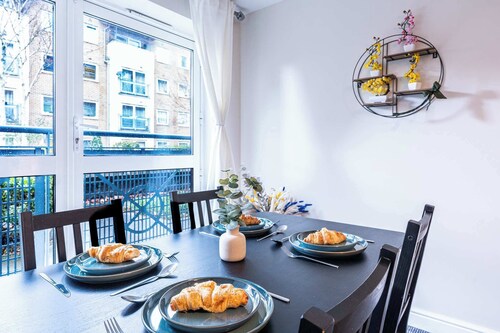 Spacious 2BR Flat - Bounds Green, Private Parking