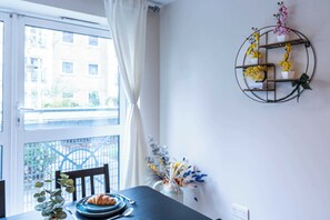 Dining - Spacious 2BR Flat - Bounds Green, Private Parking (London)