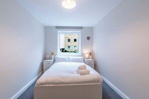 WiFi, bed sheets - Spacious 2BR Flat - Bounds Green, Private Parking (London)