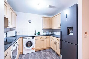 Fridge, microwave, oven, stovetop - Spacious 2BR Flat - Bounds Green, Private Parking (London)