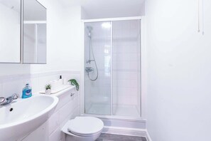 Shower, hair dryer, towels, shampoo - Spacious 2BR Flat - Bounds Green, Private Parking (London)