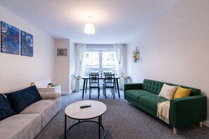 TV, offices - Spacious 2BR Flat - Bounds Green, Private Parking (London)