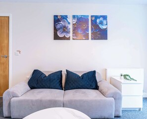 TV, offices - Spacious 2BR Flat - Bounds Green, Private Parking (London)