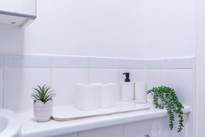 Interior - Spacious 2BR Flat - Bounds Green, Private Parking (London)