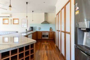 Réfrigérateur, micro-ondes, four, lave-vaisselle