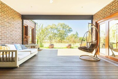 Cascade Cottage: Spacious Family Retreat in Keysborough Garden Parking Sleeps 8