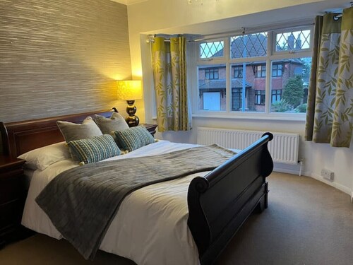 Uphill Lincoln Home, Near Cathedral and Castle