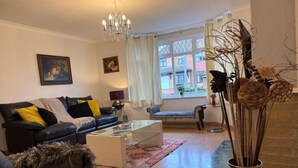 A living room with a sofa, coffee table, and decorative vase. - Uphill Lincoln Home, Near Cathedral and Castle (Lincoln)