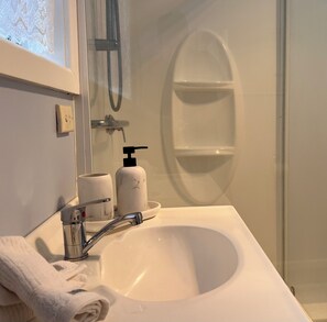 Douche, sèche-cheveux, serviettes fournies, savon