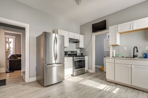 Fridge, microwave, stovetop, coffee/tea maker - Walk to Trolley District: Olde Towne East Retreat (Columbus)