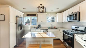 Kjøleskap, mikrobølgeovn, kokeplater og oppvaskmaskin