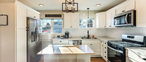 Fridge, microwave, stovetop, dishwasher