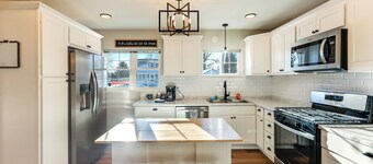 Stay in the Heart of London! Walkable, Modern Home