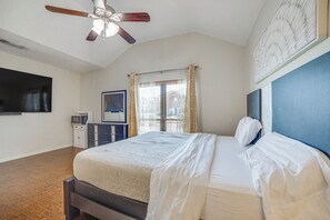 4 bedrooms, iron/ironing board, Internet, bed sheets - Walk to Lake! Home w/ Pool Near AT&T Stadium (Rowlett)