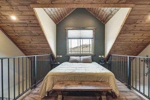 Walk to the James River! Serene Galena Studio