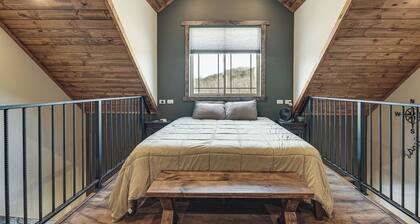 Walk to the James River! Serene Galena Studio