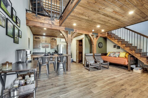 Walk to the James River! Serene Galena Studio