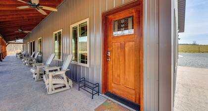 Riverside Galena Hideaway w/ Grills & Picnic Area