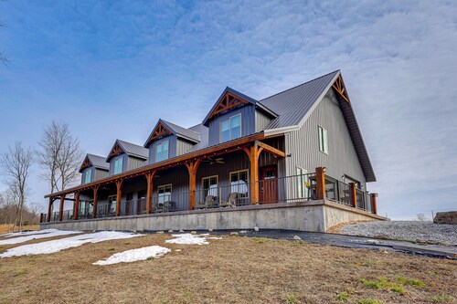 Riverside Galena Hideaway w/ Grills & Picnic Area