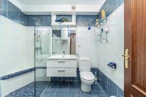 Shower, hair dryer, bidet, towels - Tropical Holiday Apartment (Los Cristianos)