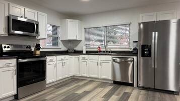 Refrigerador, microondas, parrilla de estufa y lavavajillas