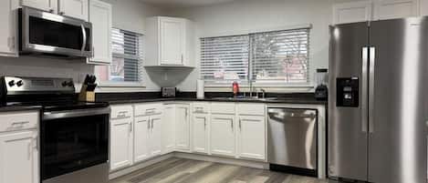 Réfrigérateur, micro-ondes, plaque de cuisson, lave-vaisselle