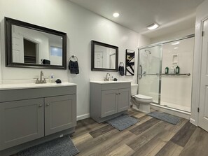 Shower, hair dryer, bidet, towels - Spacious 4-bedroom house with Swimming Pool and Games (San Antonio)