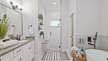 Regadera, secadora de cabello, bidet, toallas