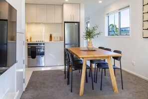 Dining - Walk to Hagley Park | EV Charger | 3 Bed 3 Bath (Christchurch)