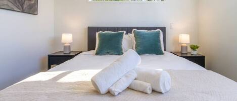 Ferros/tábuas de passar roupa, berço de viagem, Wi-Fi, roupa de cama