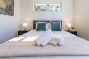 Iron/ironing board, travel cot, WiFi, bed sheets - Walk to Hagley Park | EV Charger | 3 Bed 3 Bath (Christchurch)