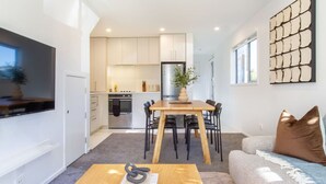 Un apartamento moderno con comedor, cocina y sala de estar.