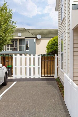Property grounds - Classic Charm Meets Modern Comfort +parking (Christchurch)