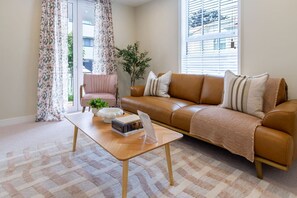 TV - Classic Charm Meets Modern Comfort +parking (Christchurch)