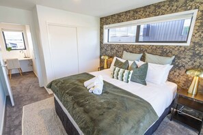 Desk, iron/ironing board, travel cot, WiFi - Stroll to the Stadium. 2 bed with reserved parking (Christchurch)