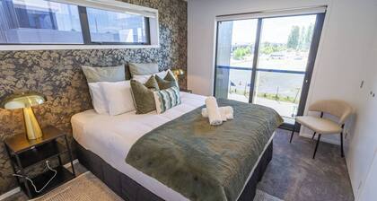 Stroll to the Stadium. 2 bed with reserved parking