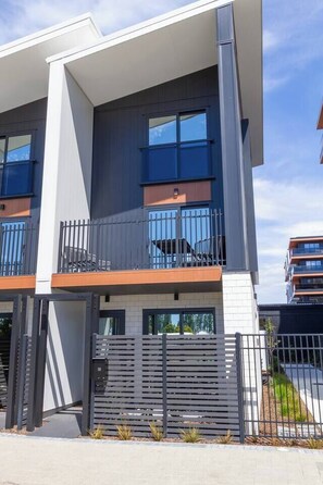 Exterior - Stroll to the Stadium. 2 bed with reserved parking (Christchurch)