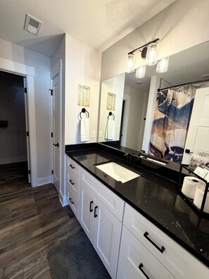 Towels, soap, toilet paper - Comfortable Murfreesboro Townhome Near MTSU (Murfreesboro)