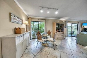 コンドミニアム ベッド (複数台) (Seascape Golf Villas 4A) | リビング エリア