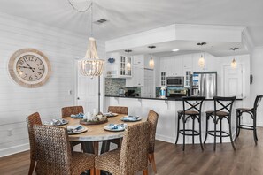 Dining - Pavilion Palms 103b (Miramar Beach)