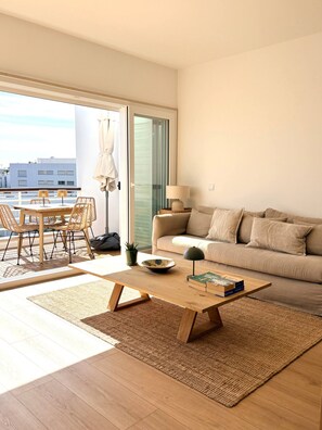 TV, books - Novo! Lagos Marina New Penthouse with  pool & view (Lagos)
