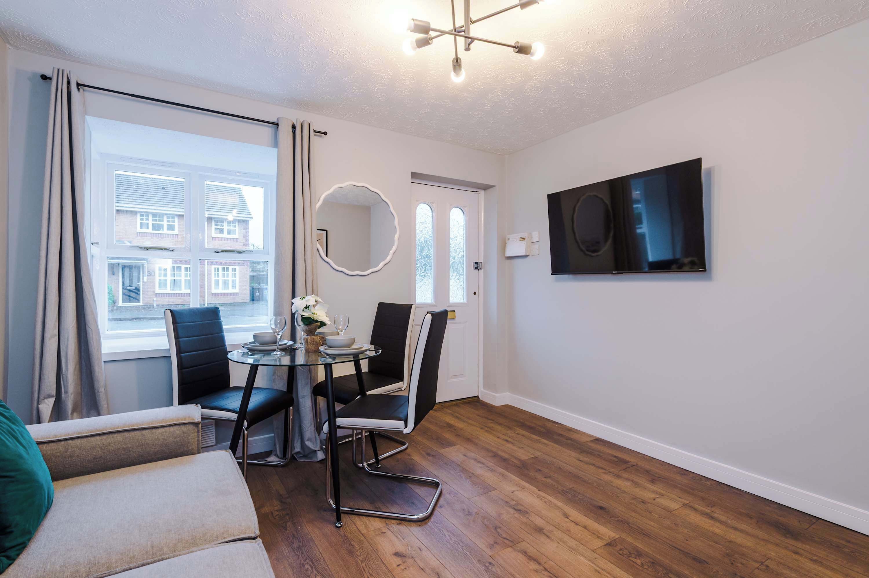 Televisión y oficina 