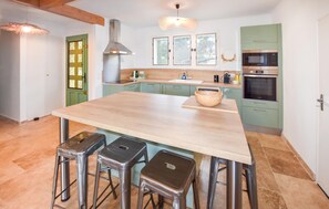 Fridge, microwave, oven, stovetop - Maison avec piscine privée (Mazan)