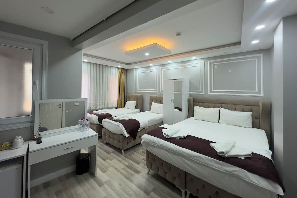 Family Quadruple Room | Meja, Wi-fi percuma