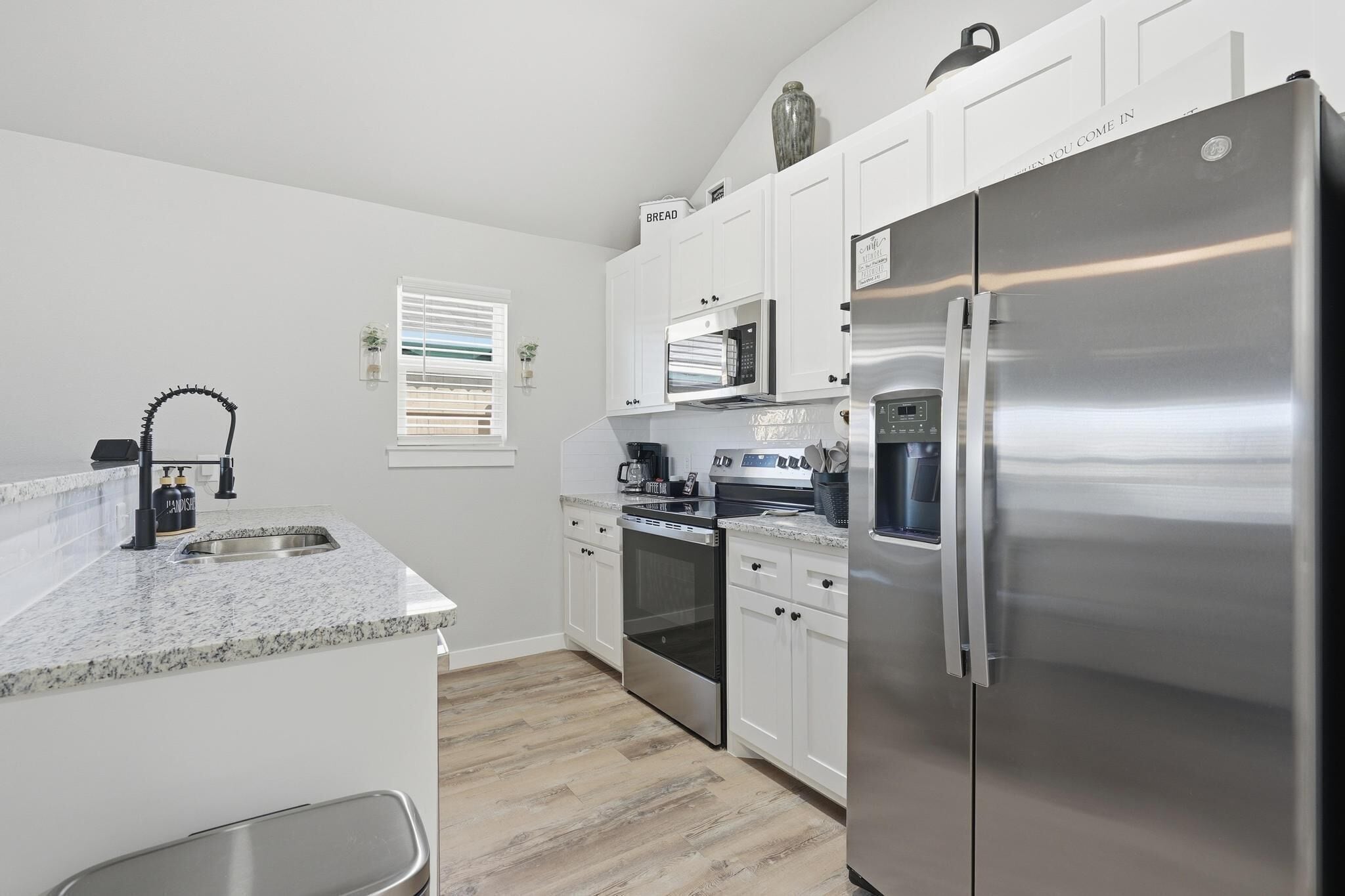 冷蔵庫、電子レンジ、オーブン、コンロ